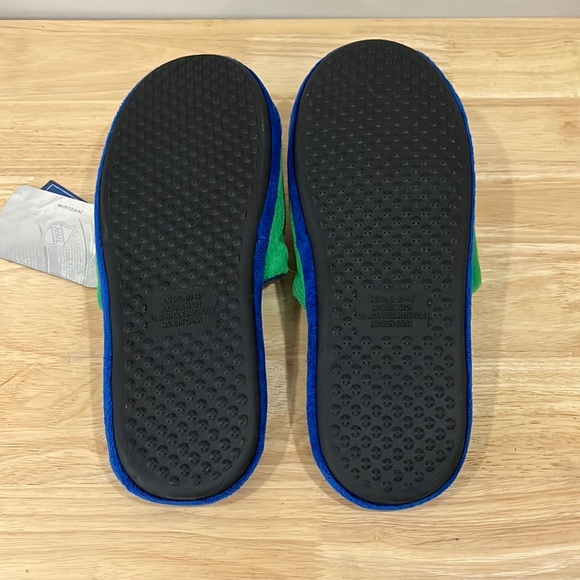 NHL | Vancouver Canucks Slippers - Picture 3 of 3